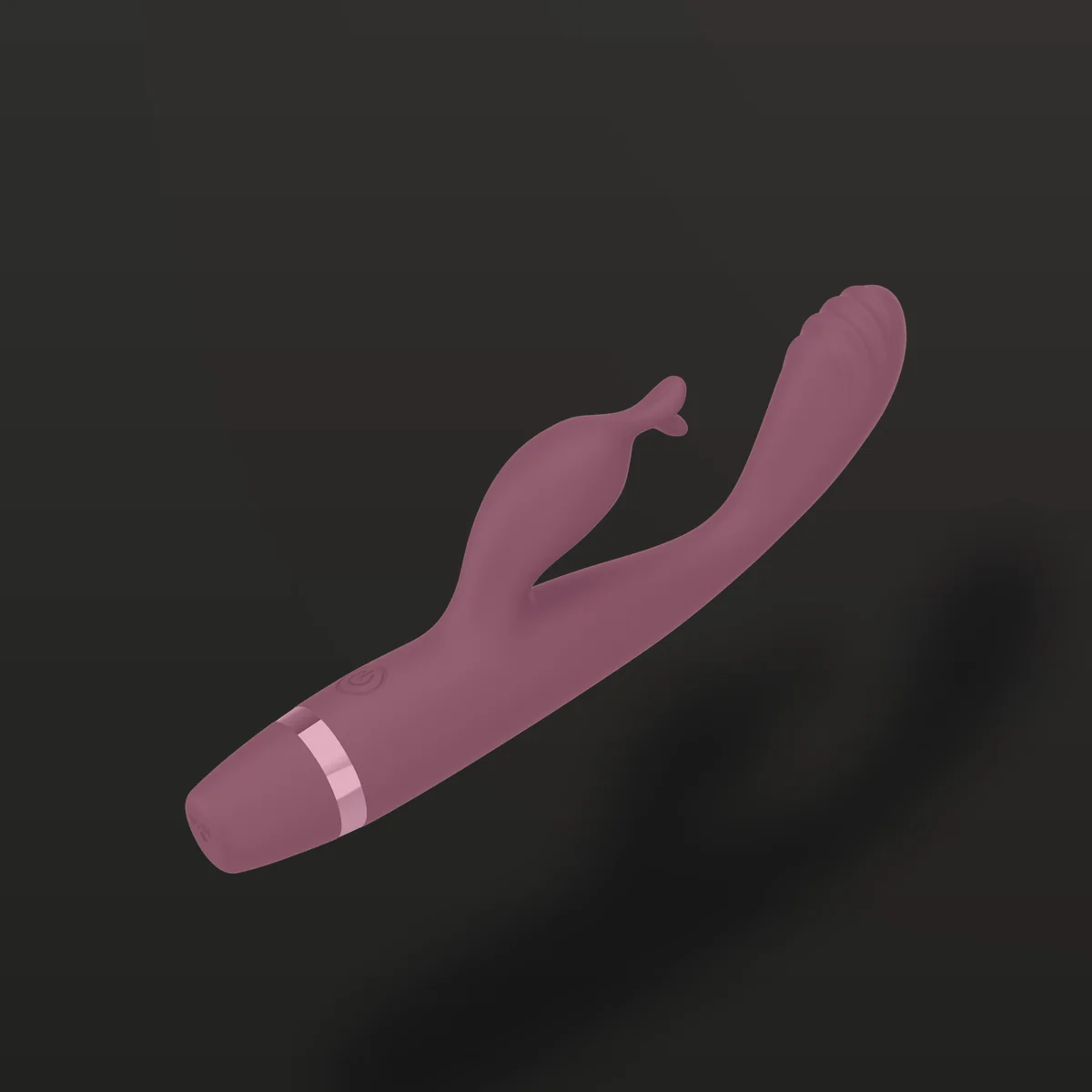 Vibrador rabbit LY022 em ângulo, mostrando o anel cromado e o botão de energia no cabo