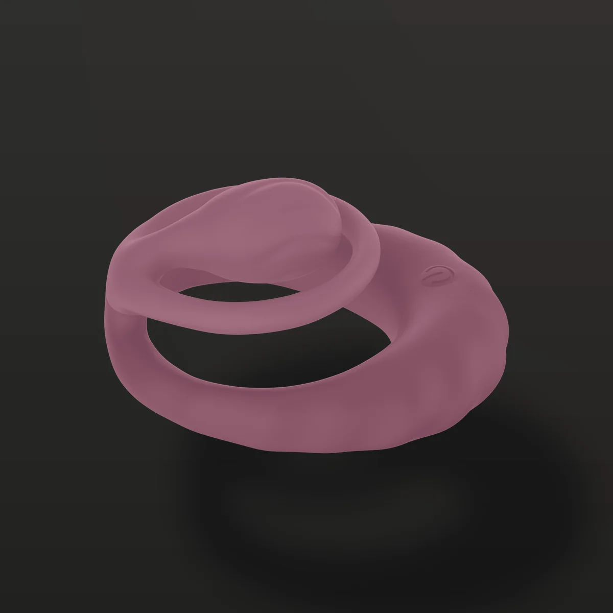 Anel peniano vibrador LY026 deitado em ângulo: corpo de silicone com as duas argolas em destaque
