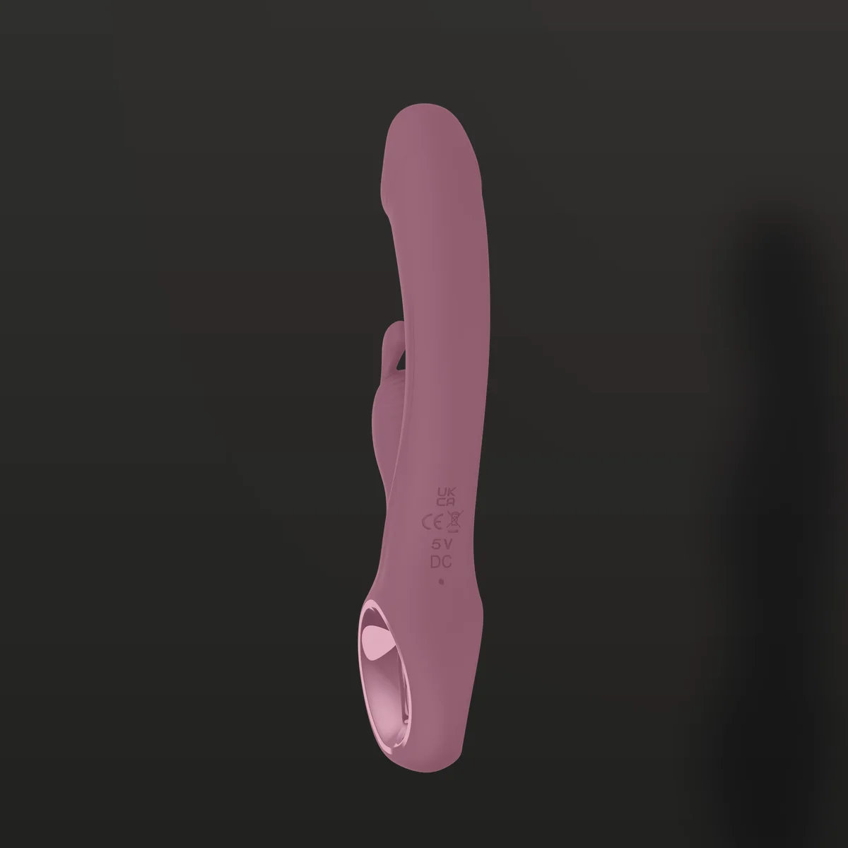 Vibrador rabbit LY040 em ângulo, mostrando a base de recarga por pino USB e o braço de coelho